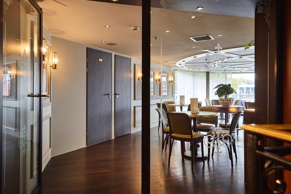 Riviera Travel MS Lord Byron Bistro 1.jpg